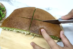 Tips Membuat Martabak Teflon Pandan Keju yang Lembut dan Bersarang
