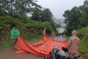 Siaga Darurat di Perbatasan: Banjir Entikong Capai Dua Meter, Warga Dievakuasi Pakai Perahu Darurat