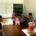 Banjir Sekadau: Polisi Evakuasi Ibu Lansia yang Sakit dari Dusun Tanjung Nanga Taman