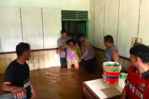 Banjir Sekadau: Polisi Evakuasi Ibu Lansia yang Sakit dari Dusun Tanjung Nanga Taman
