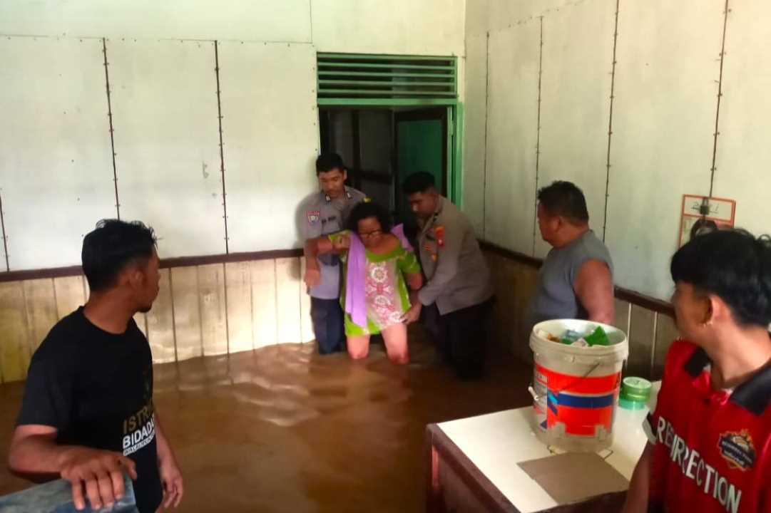 Banjir Sekadau: Polisi Evakuasi Ibu Lansia yang Sakit dari Dusun Tanjung Nanga Taman