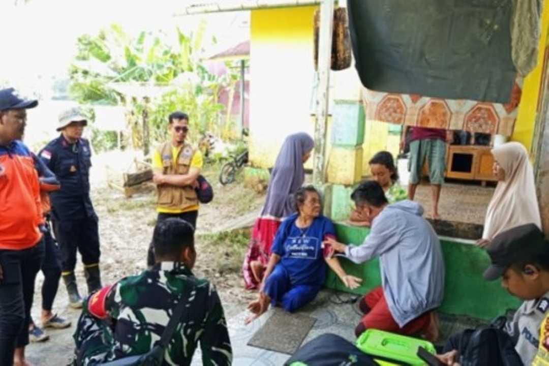 Petugas Gabungan Door to Door Obati Warga Korban Banjir di Nanga Taman