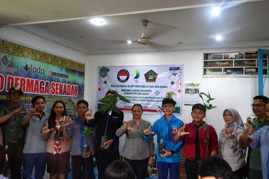 Kurangi Plastik dan Tanam Pohon, Magdalena Aron: Lingkungan Lestari Adalah Warisan Anak Cucu