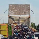 Jembatan Kapuas 2 Lumpuh! Truk Mogok Diperparah Aksi Nekat Pemotor “Makan Jalan”