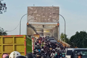 Jembatan Kapuas 2 Lumpuh! Truk Mogok Diperparah Aksi Nekat Pemotor “Makan Jalan”