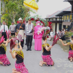Tradisi Pedang Pora dan Adat Dayak Warnai Penyambutan AKBP Andhika Wiratama sebagai Kapolres Sekadau