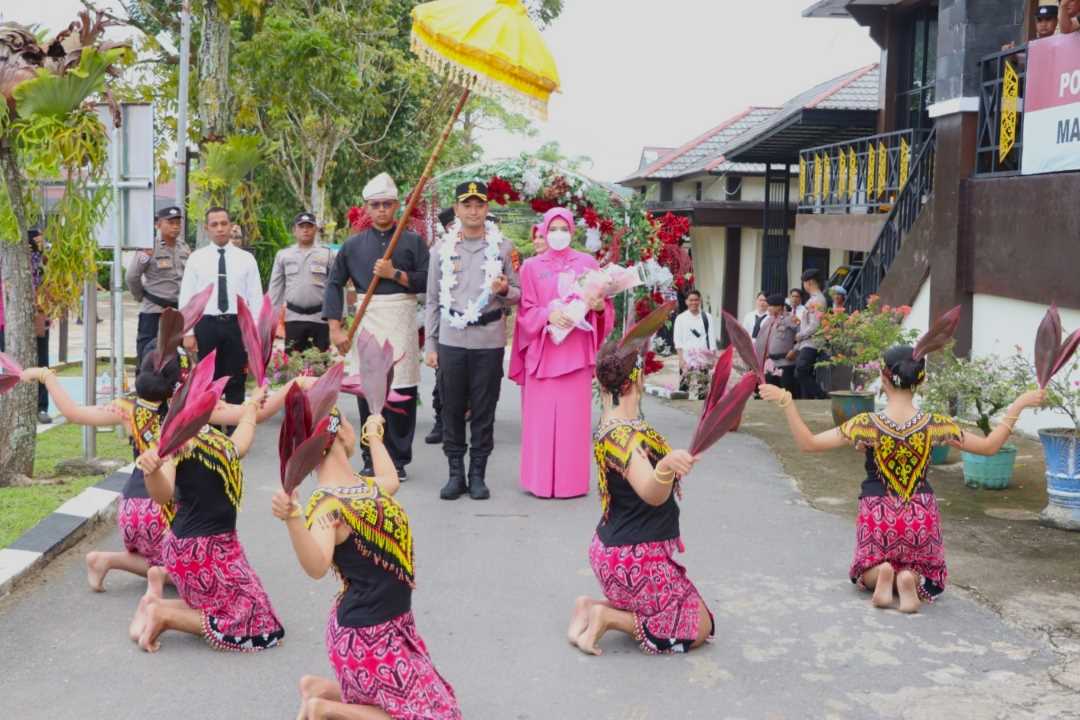 Tradisi Pedang Pora dan Adat Dayak Warnai Penyambutan AKBP Andhika Wiratama sebagai Kapolres Sekadau