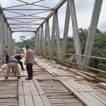 Jaga Akses Vital Warga, Kapolsek Belitang Hulu Pimpin Gotong Royong Perbaikan Jembatan Rusak