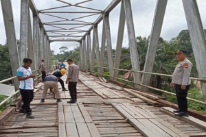 Jaga Akses Vital Warga, Kapolsek Belitang Hulu Pimpin Gotong Royong Perbaikan Jembatan Rusak