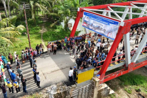Penantian Panjang Warga Desa Sungai Sambang Berakhir, Jembatan Merah Putih Sungai Menterap Resmi Beroperasi