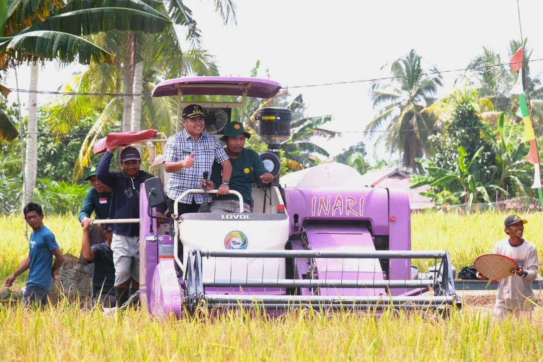 Dorong Petani Pakai Teknologi, Bupati Sekadau Serahkan Bantuan Alat Mesin Pertanian di Lokasi Panen Raya