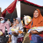 Diserbu Emak-emak, Gubernur Ria Norsan Buka Pasar Murah dan Berbagi Tips Simpan Uang Aman di Sekadau