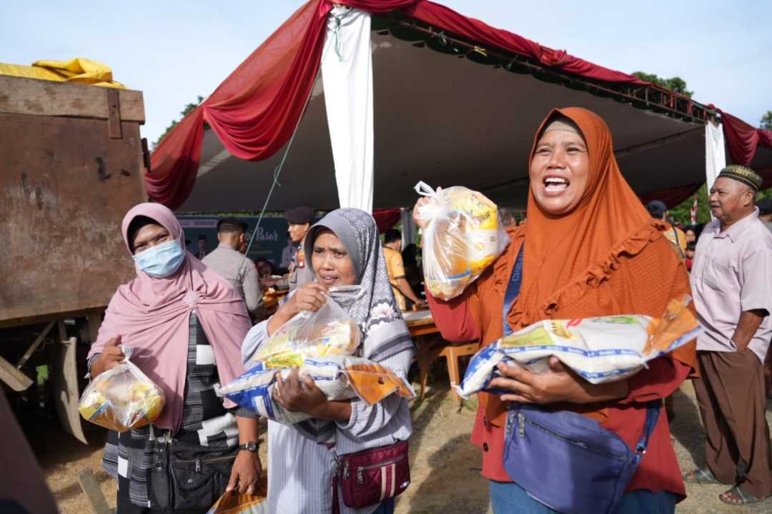 Diserbu Emak-emak, Gubernur Ria Norsan Buka Pasar Murah dan Berbagi Tips Simpan Uang Aman di Sekadau