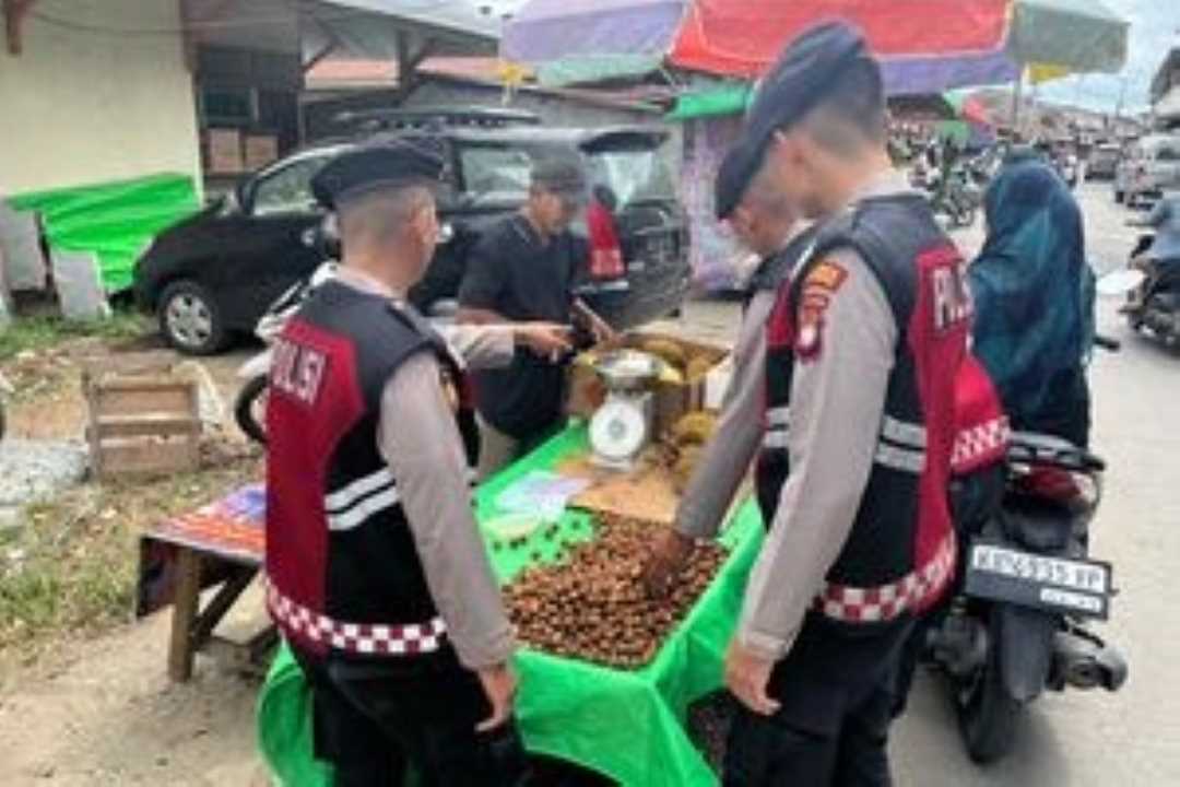Jaga Ketertiban Pasar Sekadau, Sat Samapta Imbau Pedagang Tidak Berjualan di Badan Jalan