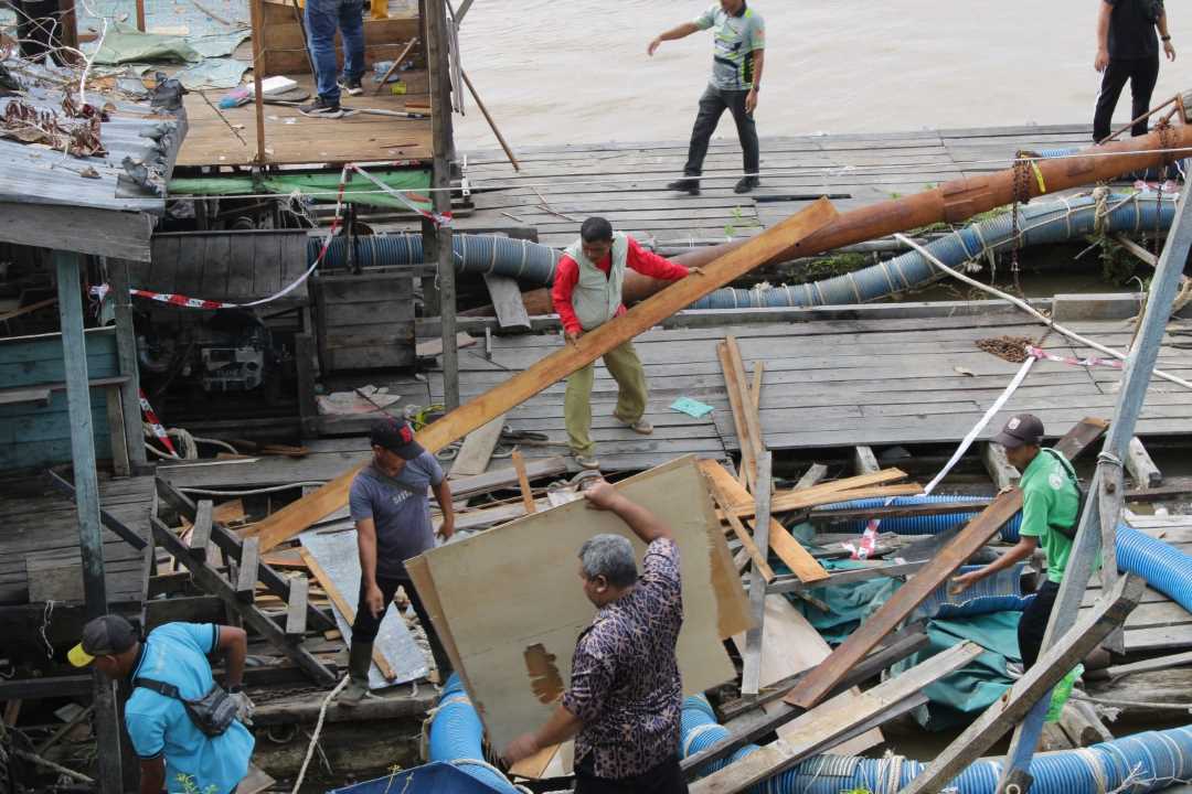 Berantas Tambang Ilegal, Kejari Sanggau dan DLH Musnahkan “Lanting Jak” di Tepian Sungai Kapuas
