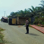 Hilang Tenaga saat Nanjak, Truk Muatan Tiang Listrik Terguling di Nanga Mahap